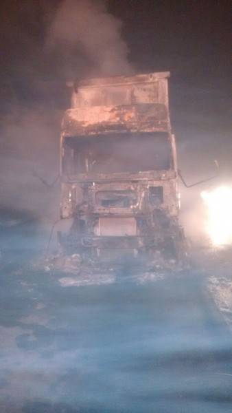 Carreta pega fogo após problema mecânico — foto 1