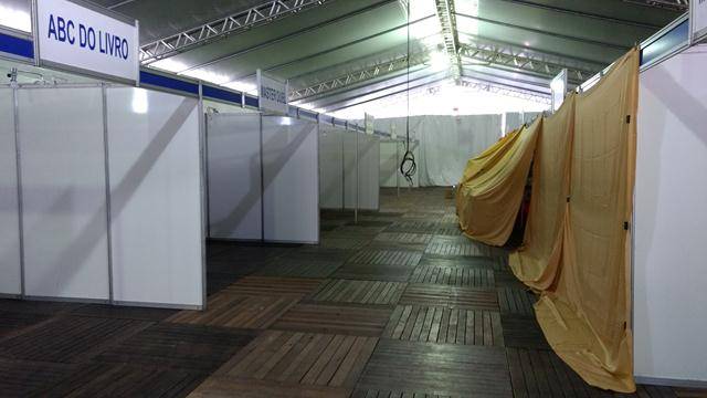 Os livros começam a invadir a praça Nereu — foto 2