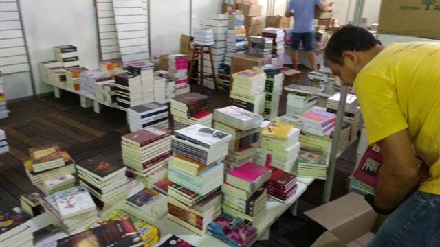 Os livros começam a invadir a praça Nereu — foto 1