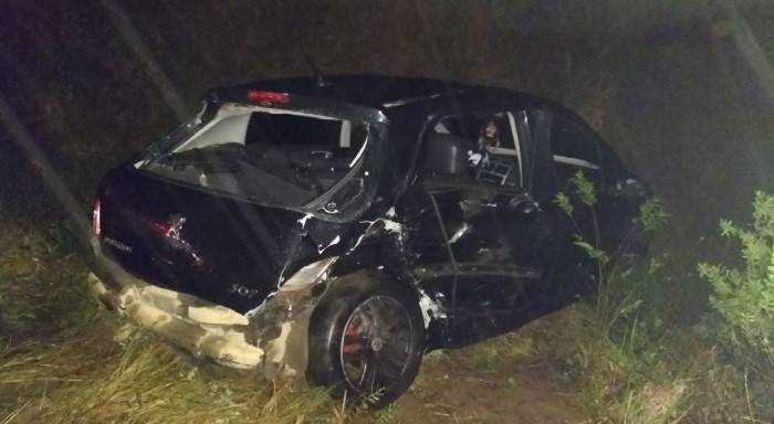 Tempo chuvoso provoca acidente entre veículos e deixa três feridos — foto 2