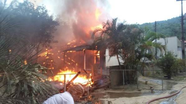 Incêndio atinge galpão de materiais recicláveis e duas residências — foto 1