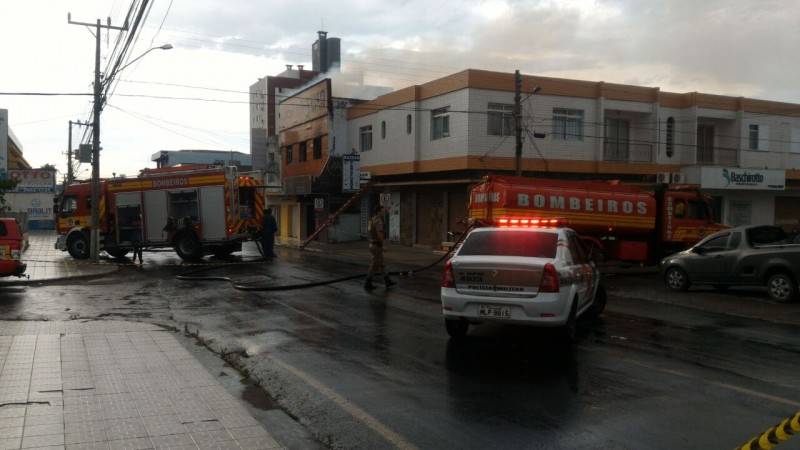 VÍDEO: Bombeiros combatem incêndio na antiga Casa do Mineiro — foto 1