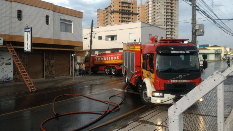 VÍDEO: Bombeiros combatem incêndio na antiga Casa do Mineiro — foto 2