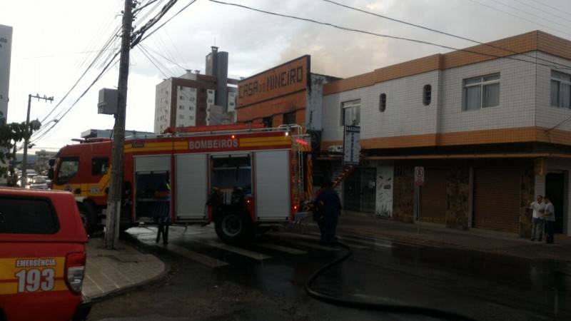 VÍDEO: Bombeiros combatem incêndio na antiga Casa do Mineiro — foto 4
