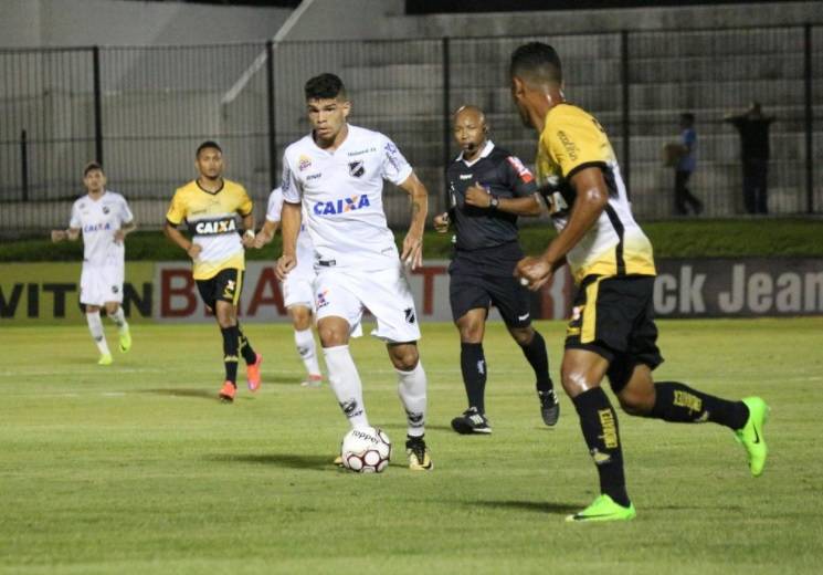 Tigre joga mal e toma virada do lanterna — foto 1