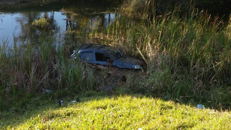 Condutora perde o controle da direção, sai da pista e cai em açude — foto 2