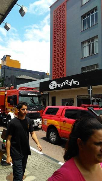 VÍDEO: Bombeiros combatem fogo em apartamento na rua Henrique Lage — foto 2
