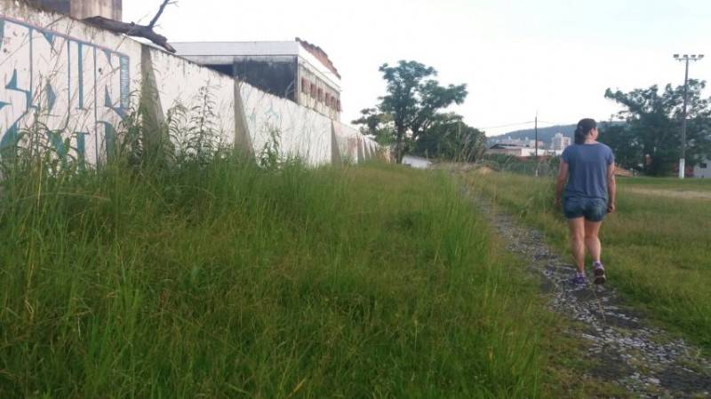 Praça da Santa Bárbara sofre com falta de manutenção — foto 1