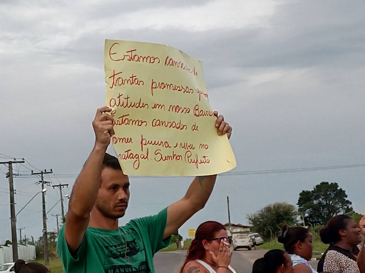 Comunidade faz protesto e reivindica melhorias no bairro Renascer — foto 1