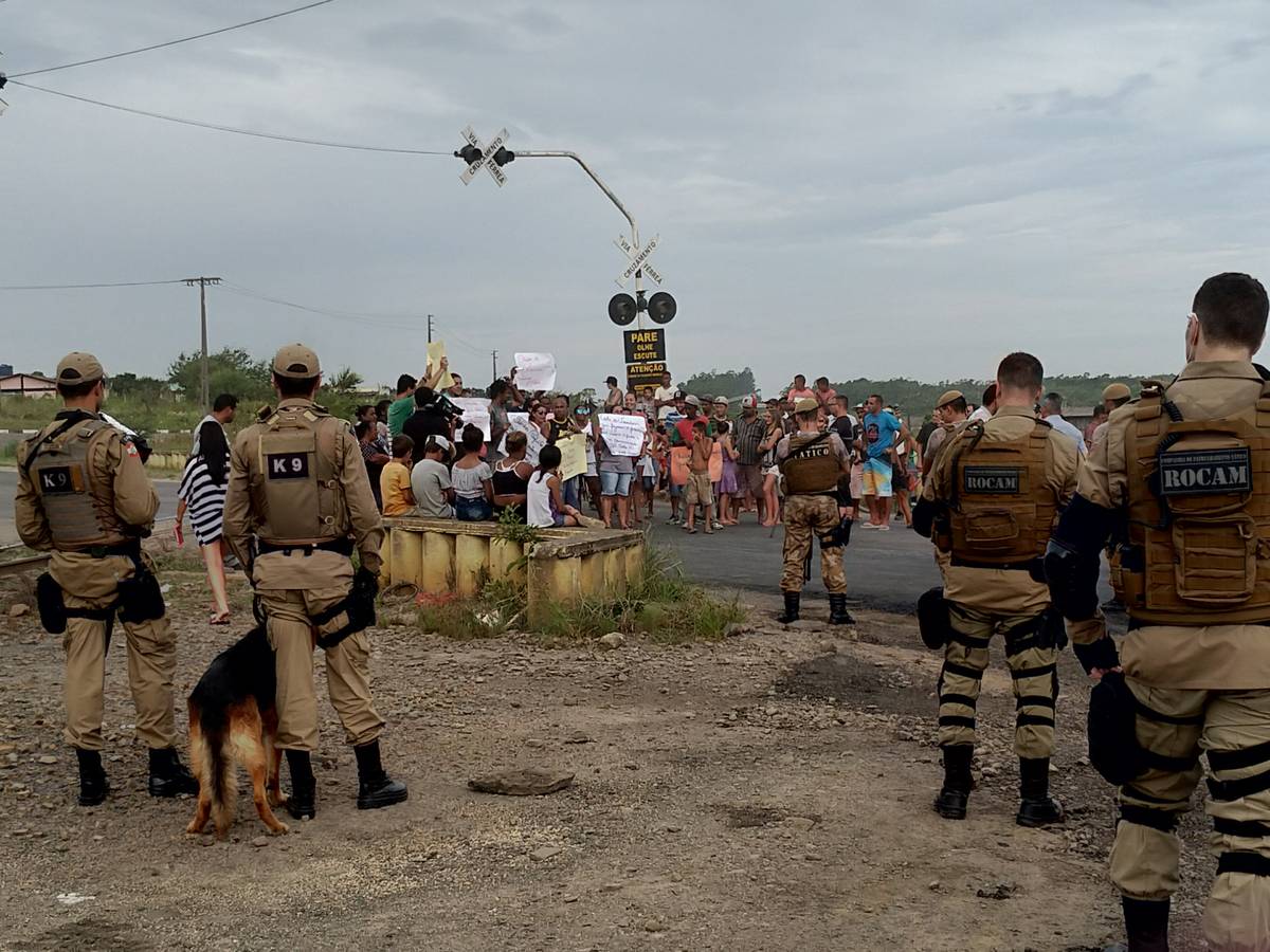 Comunidade faz protesto e reivindica melhorias no bairro Renascer — foto 2