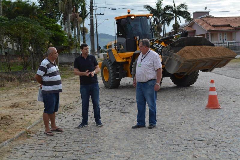 Drenagem é substituída e ampliada na Rua João de Rochi na Estação Cocal — foto 1