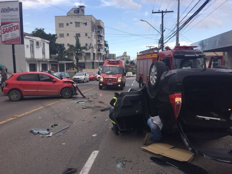 Carros se envolvem em acidente na rua Álvaro Catão — foto 1