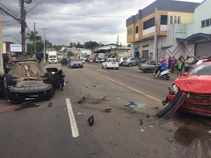 Carros se envolvem em acidente na rua Álvaro Catão — foto 2