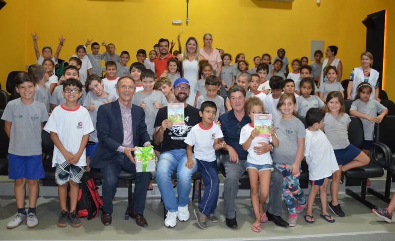Crianças do Bairro conhecem cineasta e ganham sessão de cinema — foto 1