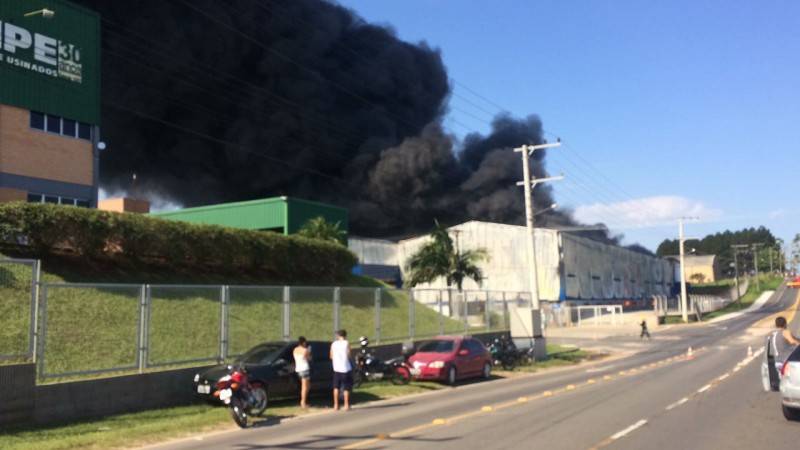 VÍDEO: Bombeiros combatem fogo em indústria de descartáveis — foto 1