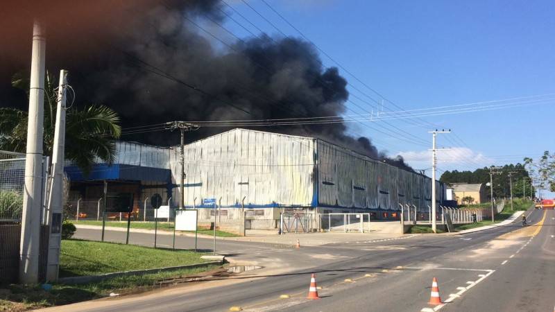 VÍDEO: Bombeiros combatem fogo em indústria de descartáveis — foto 2