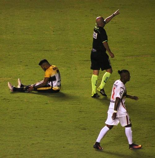 Empate amargo no Heriberto Hülse — foto 1