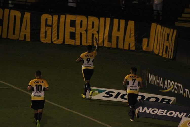 Empate amargo no Heriberto Hülse — foto 8