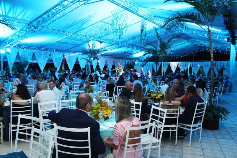 Jantar Uma Noite nos Mares do Sul reúne mais de 400 pessoas — foto 1