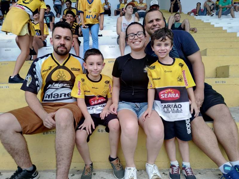Carvoeiros comemoram boa fase e hercílistas a permanência na Elite — foto 1