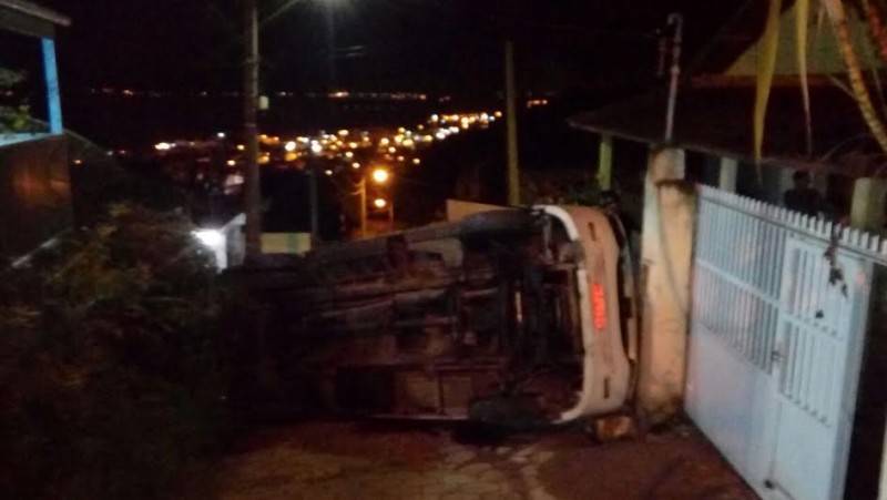 Micro-ônibus de banda se envolve em acidente — foto 1