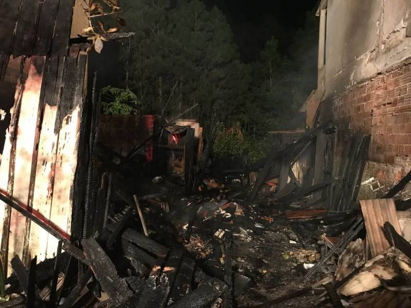 Mulher coloca fogo em sua própria residência — foto 1