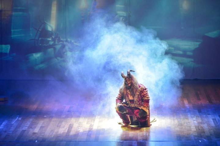 A Bela e a Fera no palco do Teatro Elias Angeloni, em Criciúma — foto 2