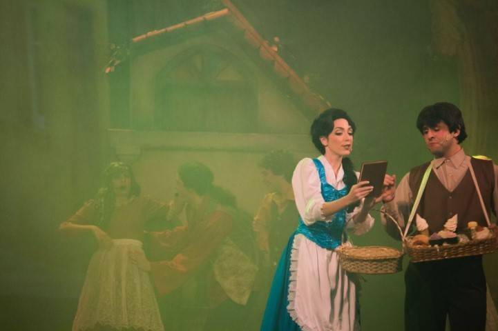 A Bela e a Fera no palco do Teatro Elias Angeloni, em Criciúma — foto 3