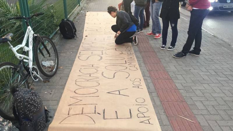 Criciúma tem manifestações espalhadas pela avenida Centenário — foto 1