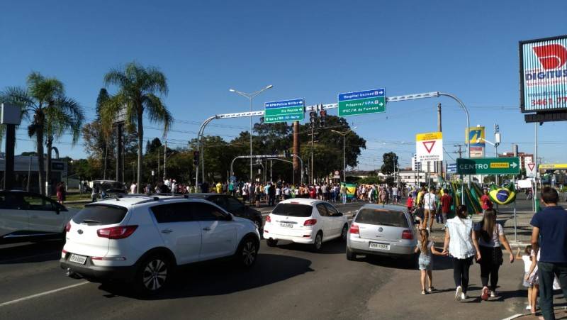 Manifestantes protestam na Centenário e levarão alimentos aos caminhoneiros — foto 1