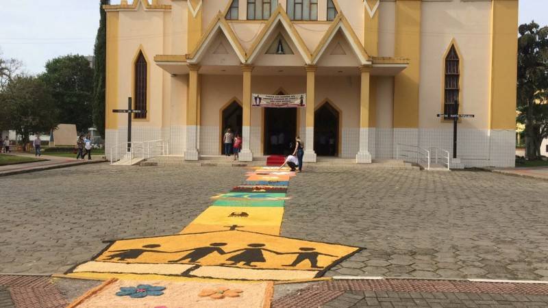 Fiéis participam da montagem de tapetes de Corpus Christi — foto 1