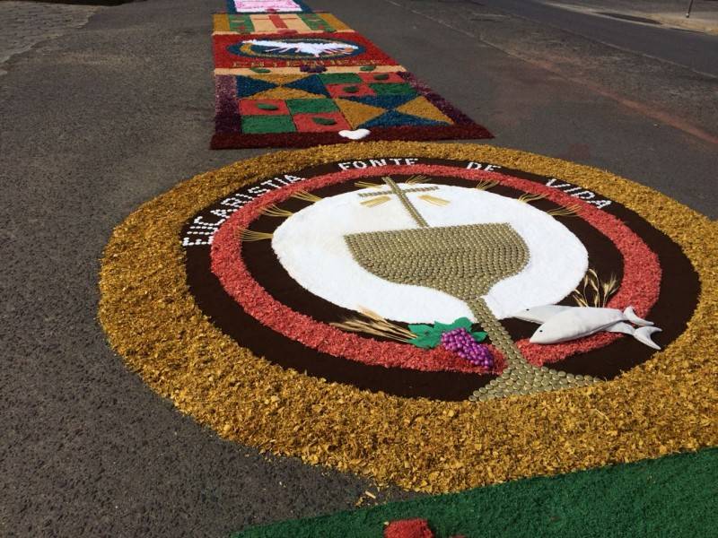 Fiéis participam da montagem de tapetes de Corpus Christi — foto 2