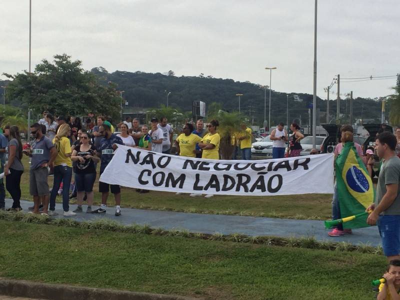 Após passeata, manifestantes protestam ao lado do Terminal Central — foto 1