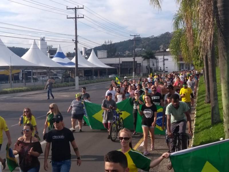 Após passeata, manifestantes protestam ao lado do Terminal Central — foto 2