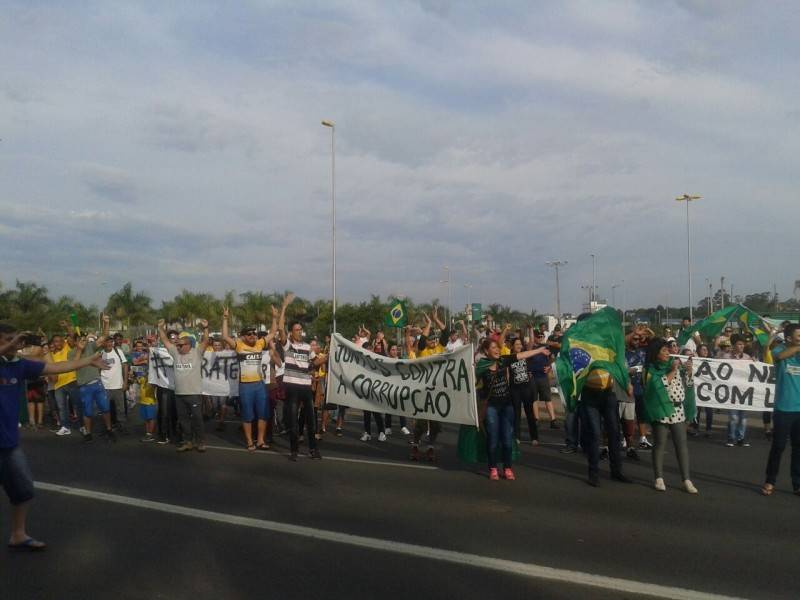 Após passeata, manifestantes protestam ao lado do Terminal Central — foto 10