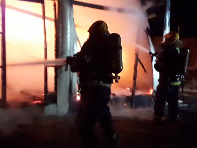 Bombeiros combatem incêndio em residência durante a madrugada — foto 2