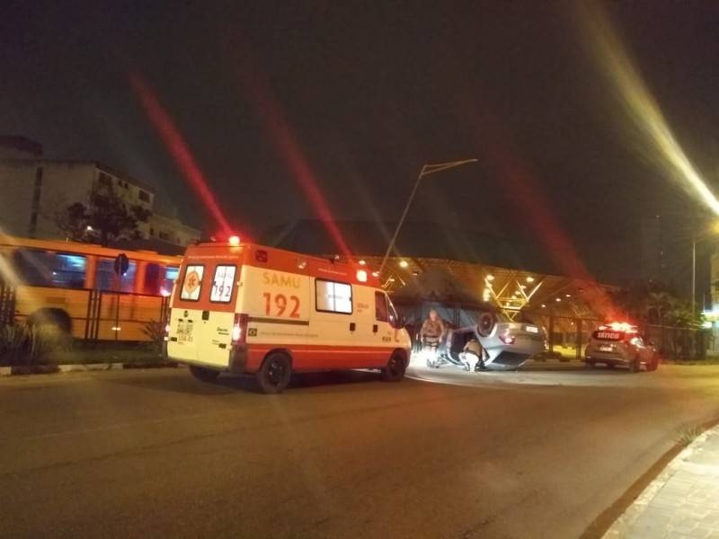Motorista dorme no volante e capota veículo ao lado do Terminal Central — foto 1