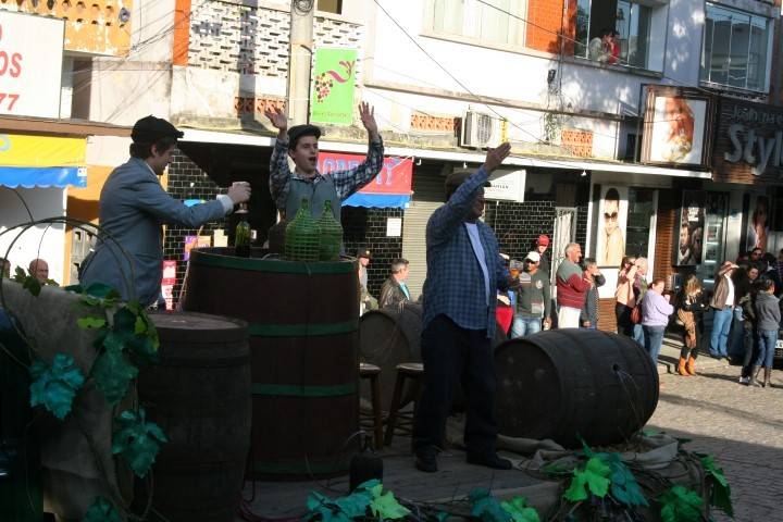 Desfile evidencia a história de Urussanga e da Festa do Vinho — foto 1