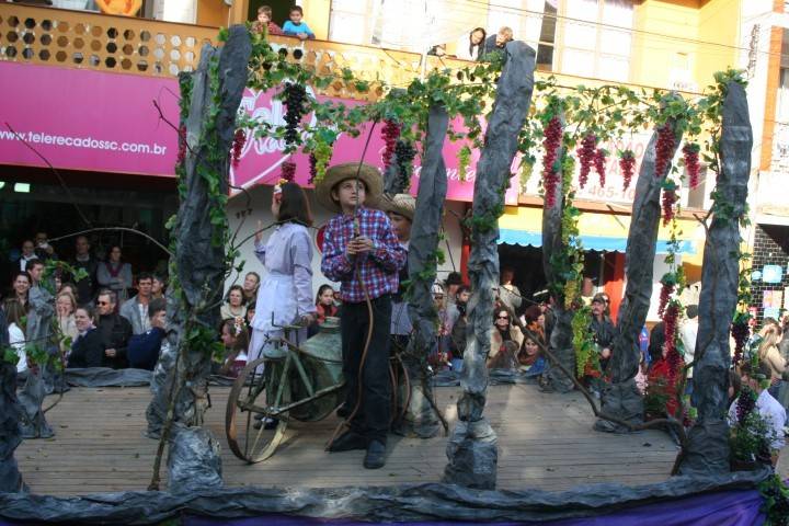Desfile evidencia a história de Urussanga e da Festa do Vinho — foto 3