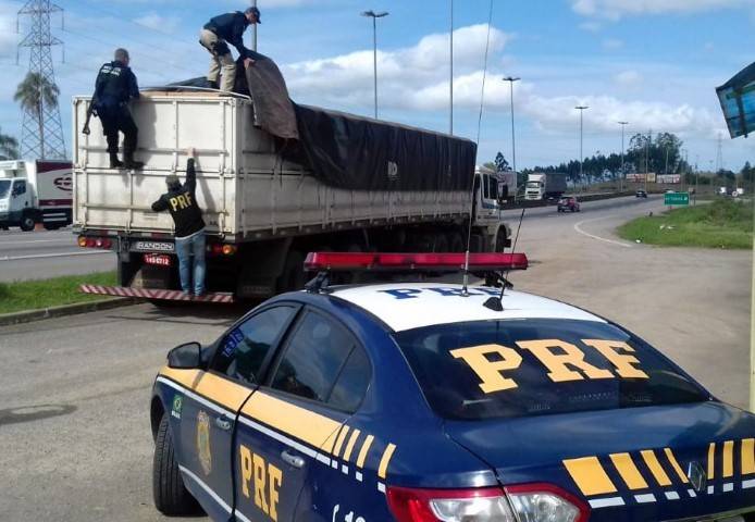 Carreta com 450 mil maços de cigarros contrabandeados é apreendida a caminho de Tubarão — foto 1