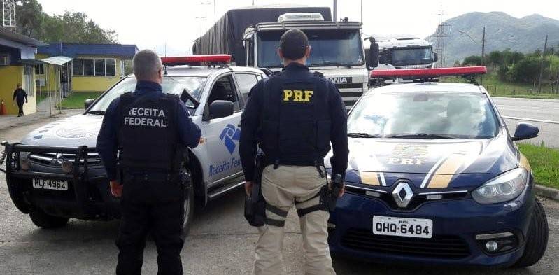 Carreta com 450 mil maços de cigarros contrabandeados é apreendida a caminho de Tubarão — foto 2