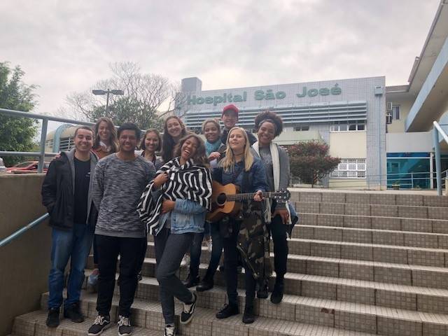 Jovens levam música e abraços aos hospitalizados — foto 1