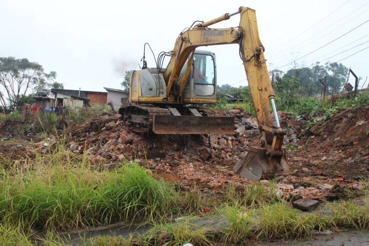 Administração Municipal executa demolição de imóvel abandonado — foto 1