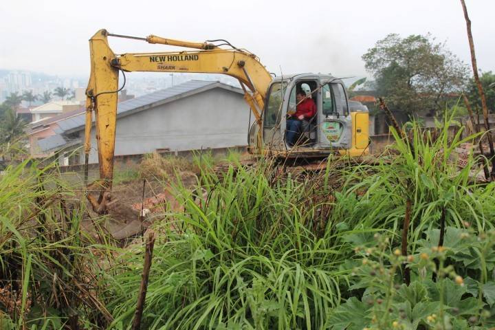 Administração Municipal executa demolição de imóvel abandonado — foto 2