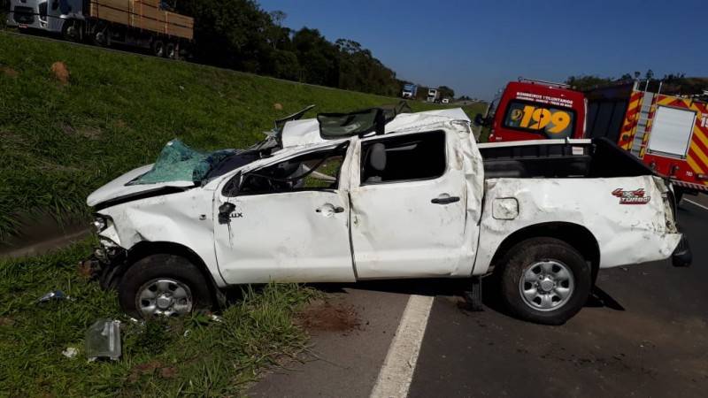 Motorista perde controle do veículo e capota na BR-101 — foto 1