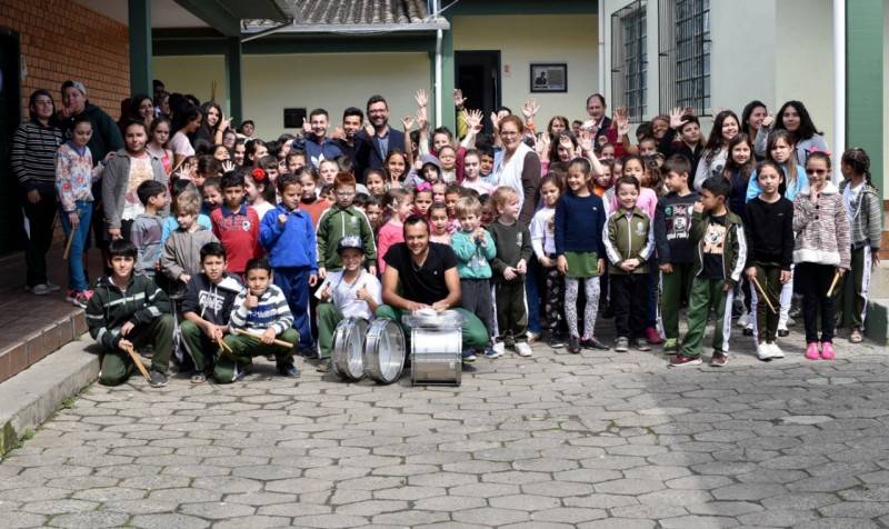 Escola Jorge Bif recebe novos instrumentos para a fanfarra — foto 1