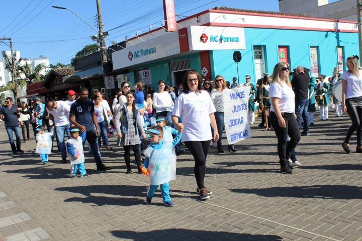 Desfile cívico traz mensagens sobre a vida e dignidade para todos em Nova Veneza — foto 2