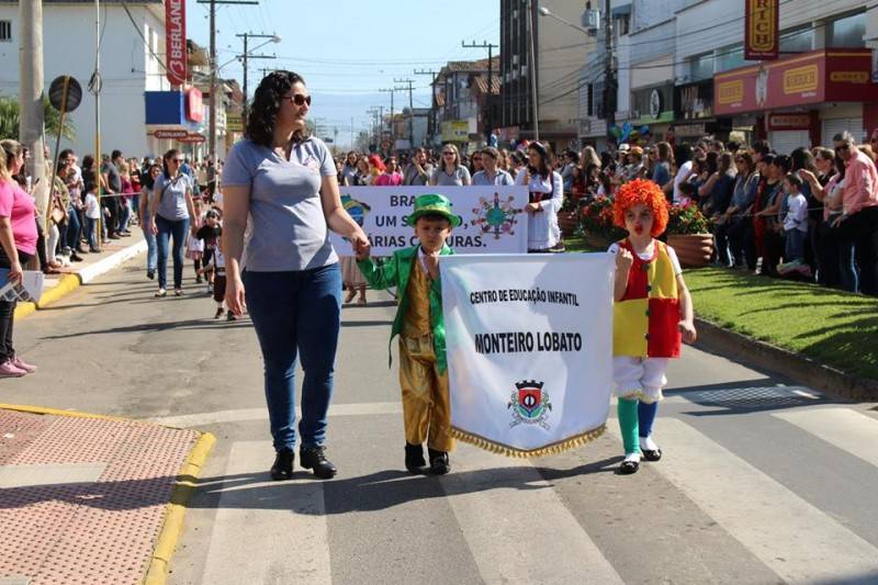 Manhã ensolarada leva centenas de pessoas para prestigiar o desfile cívico — foto 1
