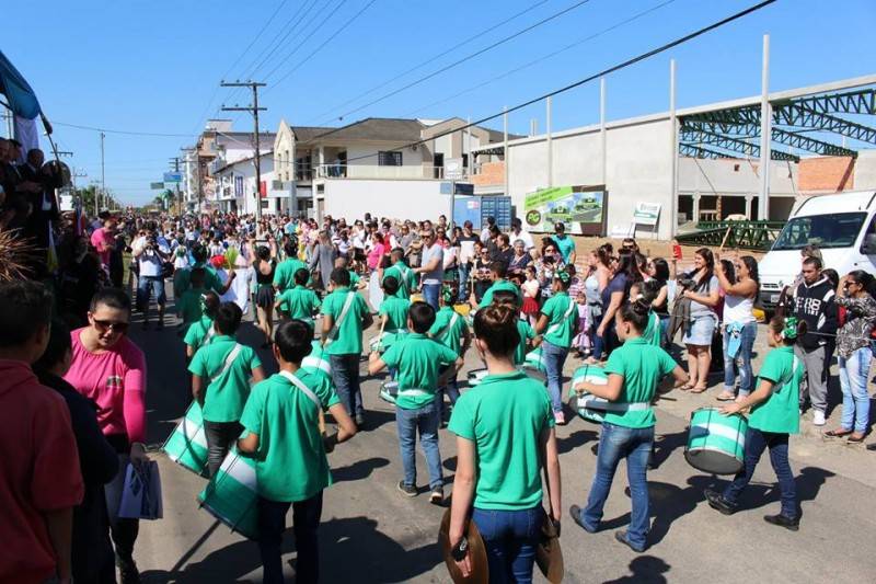 Manhã ensolarada leva centenas de pessoas para prestigiar o desfile cívico — foto 5