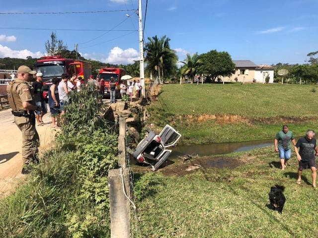 Motorista perde controle do carro e cai de ponte — foto 1